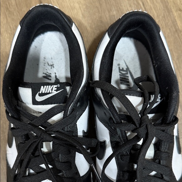 Nike Men's Classic Black and White Sneakers - Picture 11 of 14